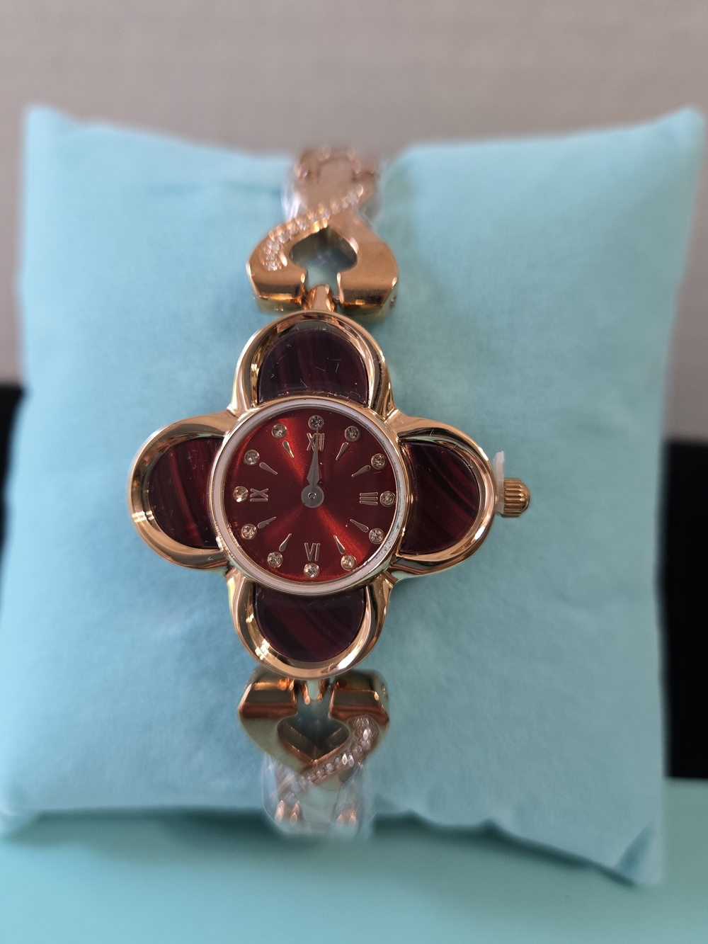 NIB Womens Qwatch Pro Clover Smart Watch. Bluetooth, HR Monitor, Sleep Tracker.